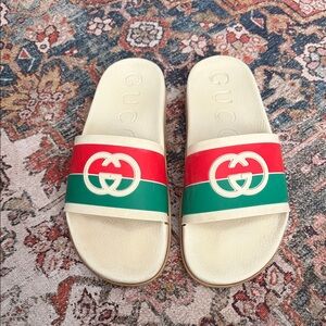 Gucci Cream Slides with Red and Green Straps 🇮🇹 ✨GUCCI✨ 🇮🇹